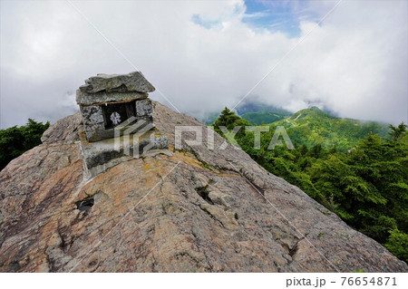 笠ヶ岳山頂の祠 76654871