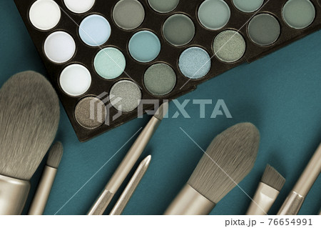 Golden color makeup brushes with eye shadow palette Golden color makeup brushes with eye shadow palette 76654991