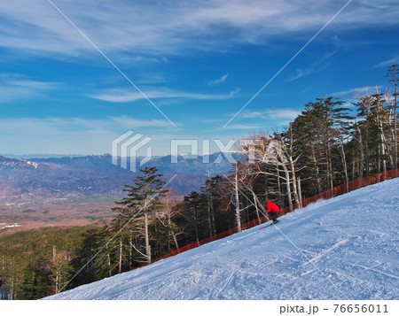 開田高原マイヤスキー場　中央アルプスを背景にスカイハイコースを滑る 76656011
