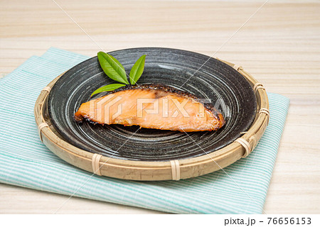 焼き魚　鮭の粕漬け 76656153