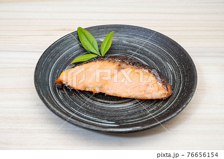 焼き魚　鮭の粕漬け 76656154