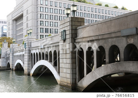 大阪市の堂島川（旧淀川）に架かる「水晶橋」 76656815