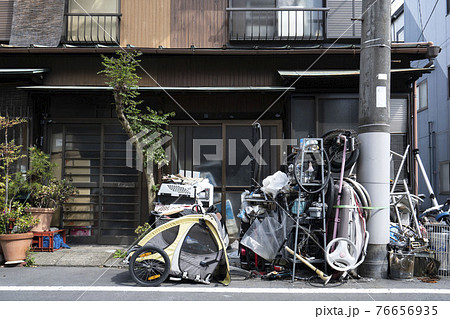 ゴミ屋敷,ゴミで溢れた一軒家 76656935