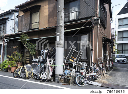 ゴミ屋敷,ゴミで溢れた一軒家 ゴミ屋敷,ゴミで溢れた一軒家 76656936