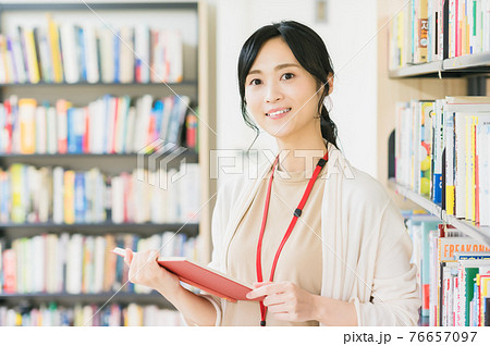 図書館で本を読む若い女性 76657097