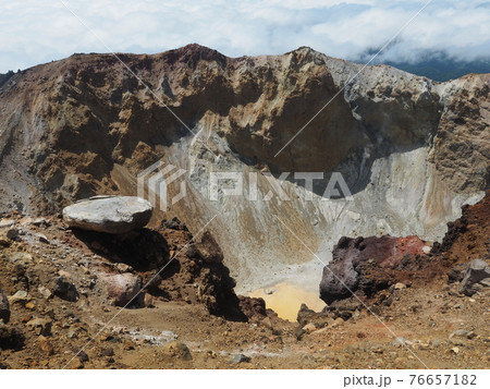雌阿寒岳山頂の火口湖 雌阿寒岳山頂の火口湖 76657182