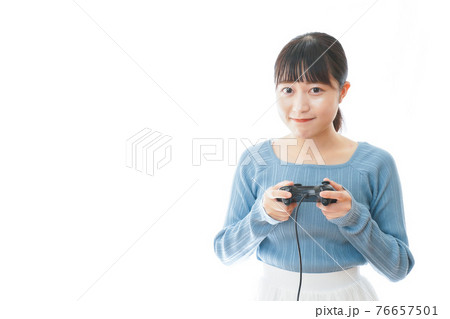 テレビゲームをプレイする若い女性 76657501