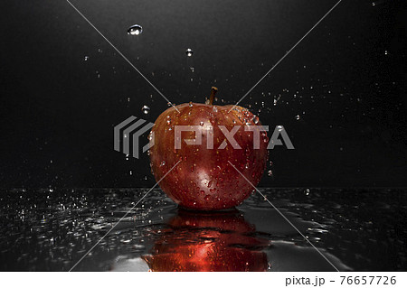 Red apple 76657726
