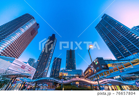 日本の川崎都市景観 武蔵小杉駅やタワーマンション群などを望む 日本の川崎都市景観 武蔵小杉駅やタワーマンション群などを望む 76657804