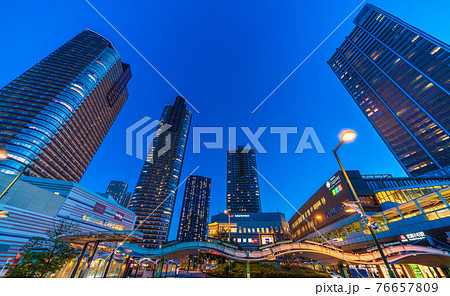 日本の川崎都市景観 武蔵小杉駅やタワーマンション群などを望む 日本の川崎都市景観 武蔵小杉駅やタワーマンション群などを望む 76657809