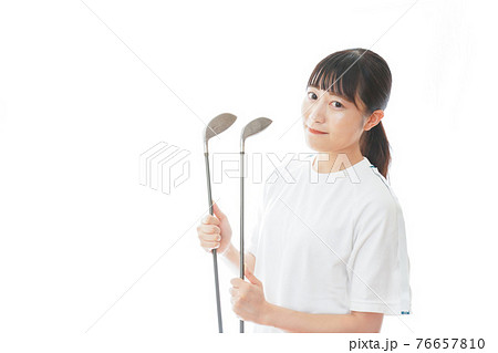 ゴルフクラブを持つ若い女性 ゴルフクラブを持つ若い女性 76657810