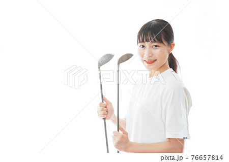 ゴルフクラブを持つ若い女性 ゴルフクラブを持つ若い女性 76657814