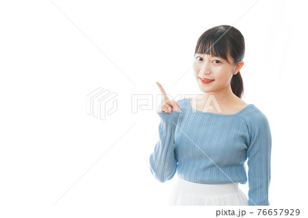 重要な事柄を指差す若い女性 76657929