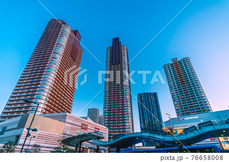 日本の川崎都市景観　武蔵小杉駅前のタワーマンション群などを望む 76658008