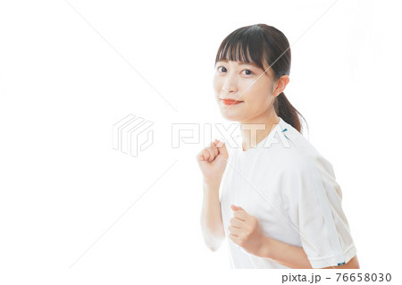 体操服でランニングをする若い女性 体操服でランニングをする若い女性 76658030