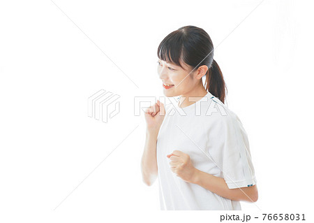 体操服でランニングをする若い女性 体操服でランニングをする若い女性 76658031