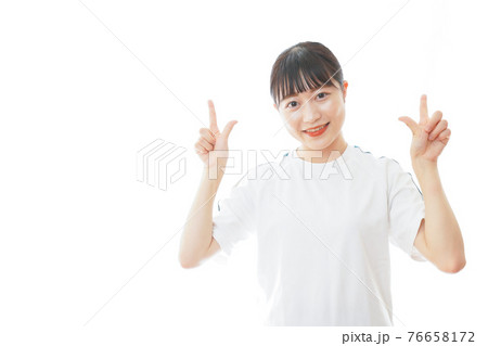 体操服で指をさす若い女子学生の写真素材