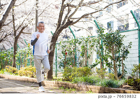 アクティブシニア　男性　歩く　走る 76659832