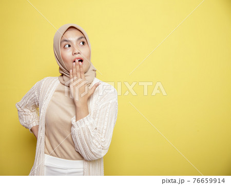 hijab women with shocked expression 76659914