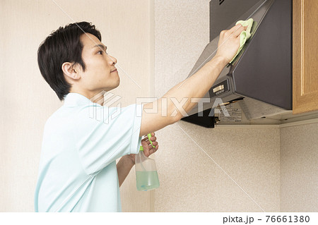 ガスレンジフードの掃除をするハウスクリーニング の男性 76661380