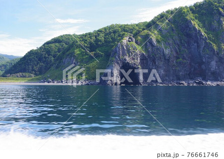 北海道　知床半島　海上からクンネポールを望む 76661746