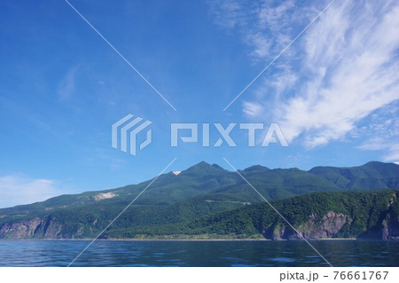 北海道 知床半島 海上から硫黄山を望む 北海道 知床半島 海上から硫黄山を望む 76661767