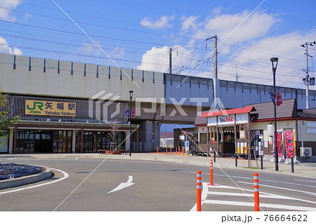 岩手の駅　晴れた日のJR矢幅駅東口 76664622