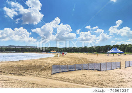 [神奈川・横浜] 海の公園のビーチに貼ってあるネットのフェンスと大型簡易テント 76665037