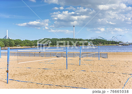 [神奈川・横浜] 海の公園のビーチに貼ってあるビーチバレーのサンドコートのネットと背景に横浜・八景島 76665038