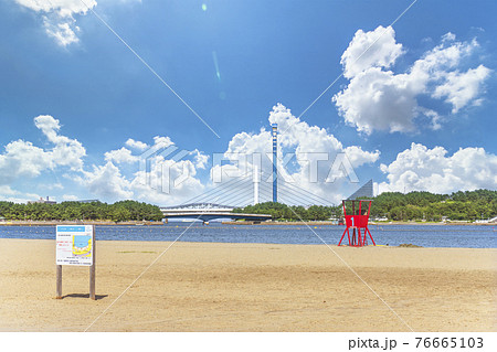 [神奈川・横浜] 海の公園ビーチのライフガード監視タワーと八景島シーパラダイスに導く金沢八景大橋 76665103