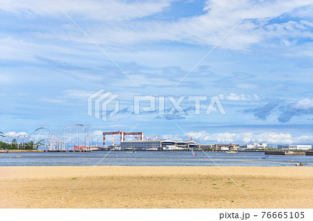 [神奈川・横浜] 海の公園のビーチから見た住友重機械工業の横須賀製造所と八景島シーパラダイス。 76665105