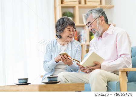会話をする夫婦 スマホを見る 話す 会話をする夫婦 スマホを見る 話す 76665479