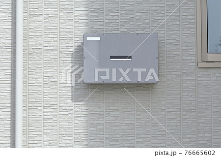 住宅街の太陽光発電用パワーコンディショナ装置（パワコン、PCS） 76665602