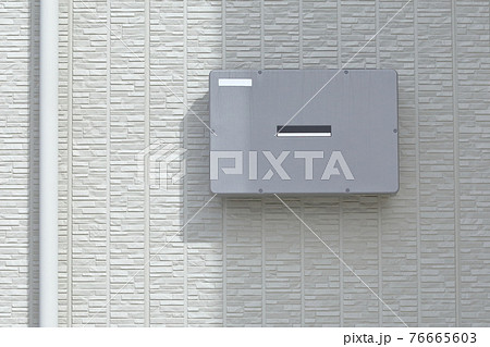 住宅街の太陽光発電用パワーコンディショナ装置（パワコン、PCS） 76665603