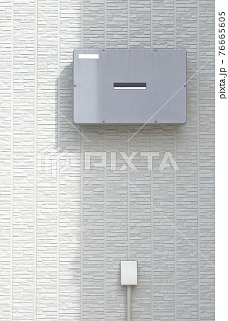 住宅街の太陽光発電用パワーコンディショナ装置(パワコン、PCS) 住宅街の太陽光発電用パワーコンディショナ装置(パワコン、PCS) 76665605