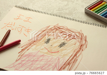 子供がクレヨンでスケッチブックに描いた母親の絵の写真素材