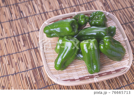 ピーマンのざる盛り 夏野菜イメージ ピーマンのざる盛り 夏野菜イメージ 76665713