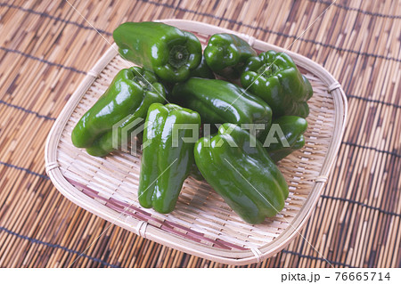 ピーマンのざる盛り 夏野菜イメージ ピーマンのざる盛り 夏野菜イメージ 76665714