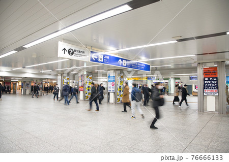 【神奈川県】1月・横浜駅の風景　通勤風景　通学風景 76666133