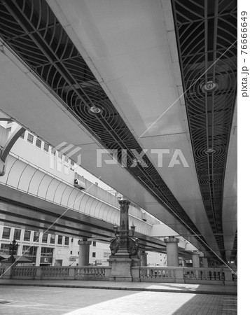 東京・日本橋を覆う首都高 76666649