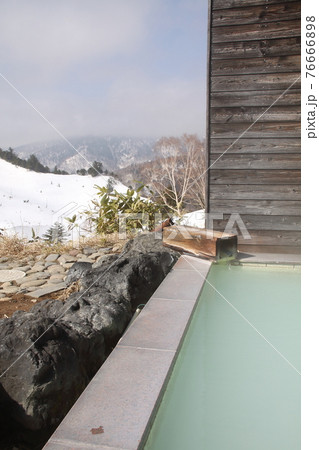 朝の万座温泉露天風呂からの風景 76666898