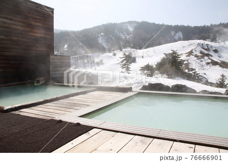 朝の万座温泉露天風呂からの風景 76666901