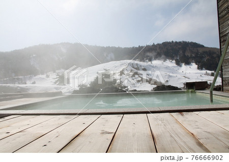 朝の万座温泉露天風呂からの風景 朝の万座温泉露天風呂からの風景 76666902