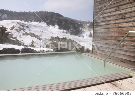 朝の万座温泉露天風呂からの風景 76666905