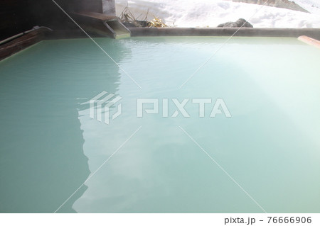 朝の万座温泉露天風呂からの風景 76666906