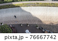 朝のお台場で記念撮影する親子 76667742