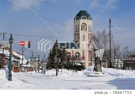 北海道小樽市　メルヘン交差点（ルタオ本店）堺町通り入り口　冬雪景色 76667753