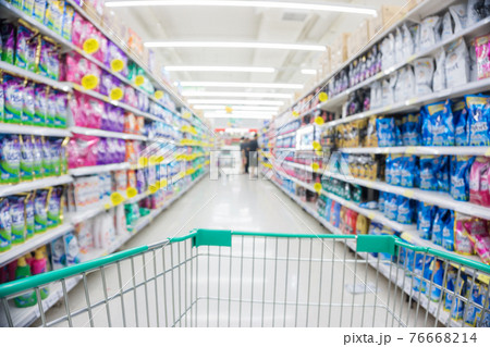 Blurred food and drink on shelf in super market with cart Blurred food and drink on shelf in super market with cart 76668214