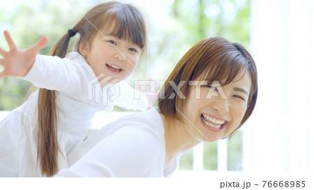 室内で遊ぶママと娘 76668985