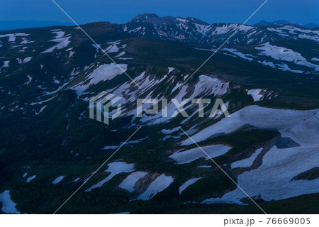 夜明け前のトムラウシ山 76669005